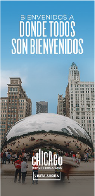 A bustling scene at Chicago’s Cloud Gate sculpture, also known as The Bean, with people reflecting in its mirrored surface. Surrounding it are tall buildings, and the text reads Bienvenidos a donde todos son bienvenidos. Chicago. Visita ahora.