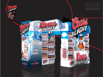 A promotional display featuring several Coors Light packs arranged to form an archway. The design includes images of mountains and bottles, set against a dark background. Promotional text on the left side reads Al principio se antoja, al final también.